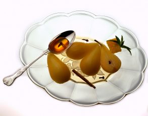 4 stewed pears on a plate